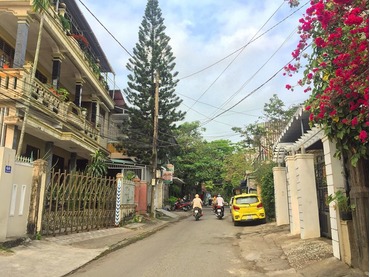 Bán miếng đất nền thổ cư kiệt đường Xuân Diệu, Thành phố Huế đường rộng, ô tô đi lại dễ dàng, thuận tiện.