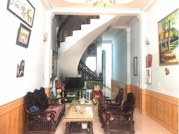 Bán căn nhà mặt phố đường Trần Quốc Toản, Tây Lộc, Tp Huế 3 tầng kiên cố, phù hợp cả ở và kinh doanh