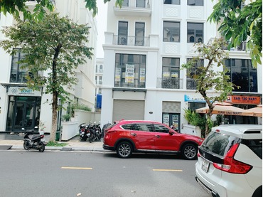 Mua nhà phố liền kề T2-16 Vinhomes Grand Park xẻ khe, nhà thô, vị trí đẹp