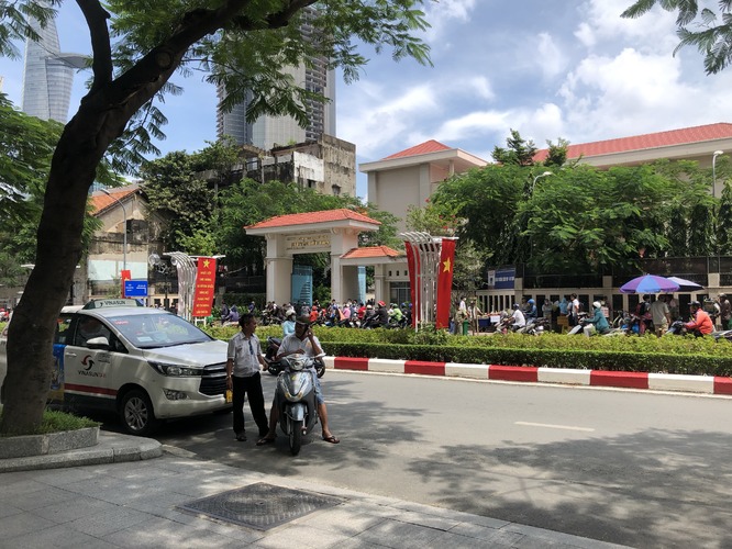 Trường học THPT Nguyễn Hữu Thọ cạnh Saigon Royal